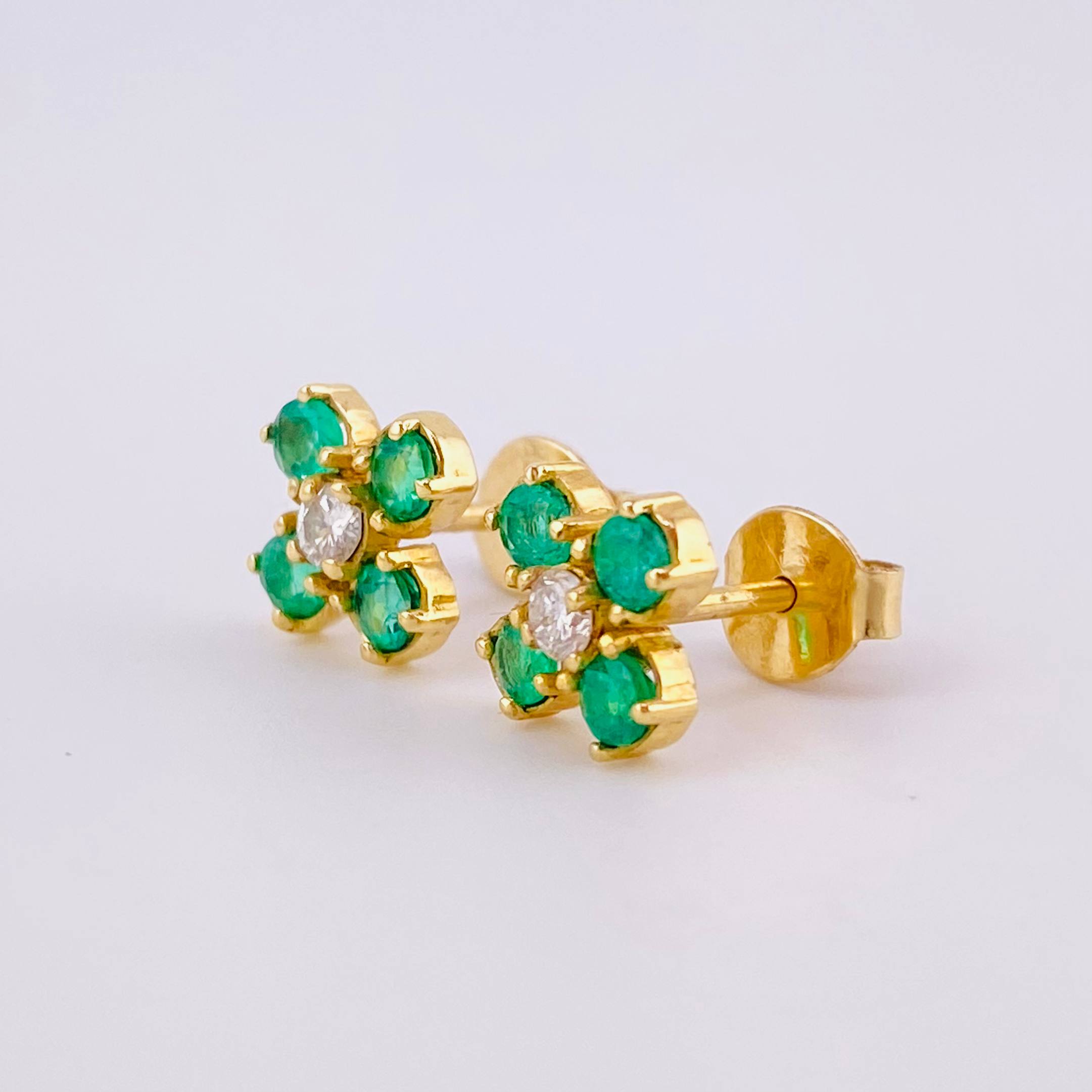 Stud Earrings Clover Four Petals Emerald 80pts Diamonds 20pts 2.05gr / 6mm 18K Yellow Gold *