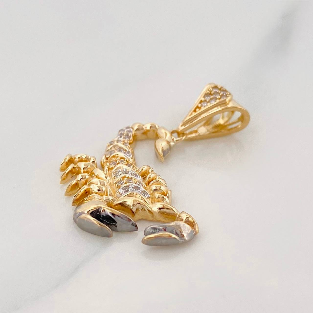 Dije Escorpion 3.8g / 1 1/4 in Dos Oros Negro Amarillo 18K