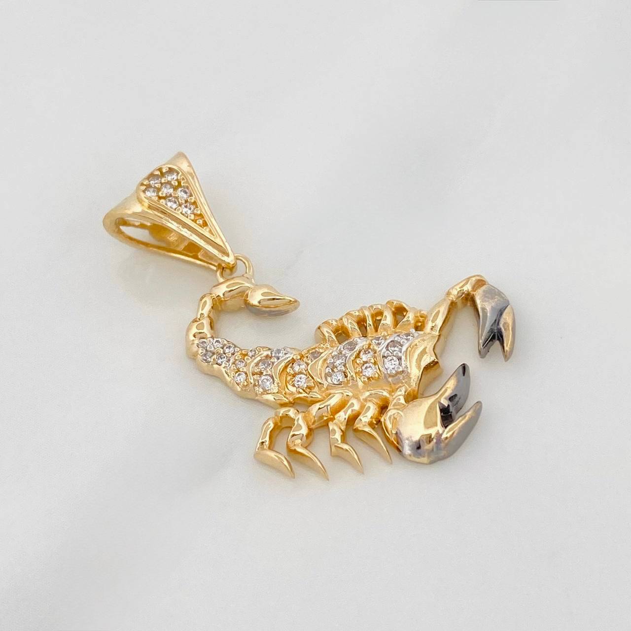 Dije Escorpion 3.8g / 1 1/4 in Dos Oros Negro Amarillo 18K