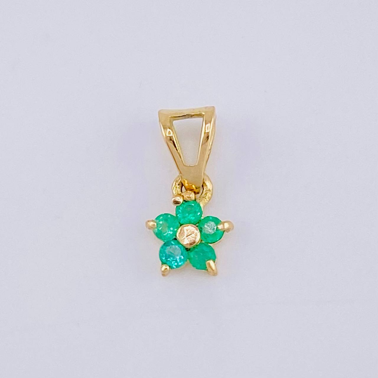 Pendant Flower 5 Petals Emeralds 0.15Pts 0.45 g / 1/2 in Yellow Gold 18K
