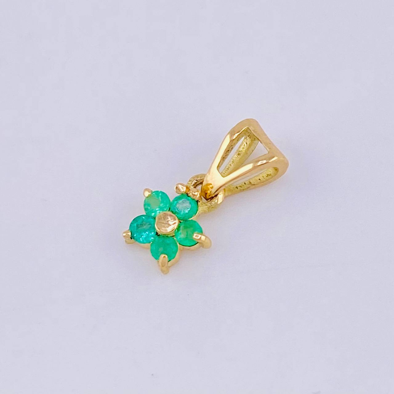 Pendant Flower 5 Petals Emeralds 0.15Pts 0.45 g / 1/2 in Yellow Gold 18K