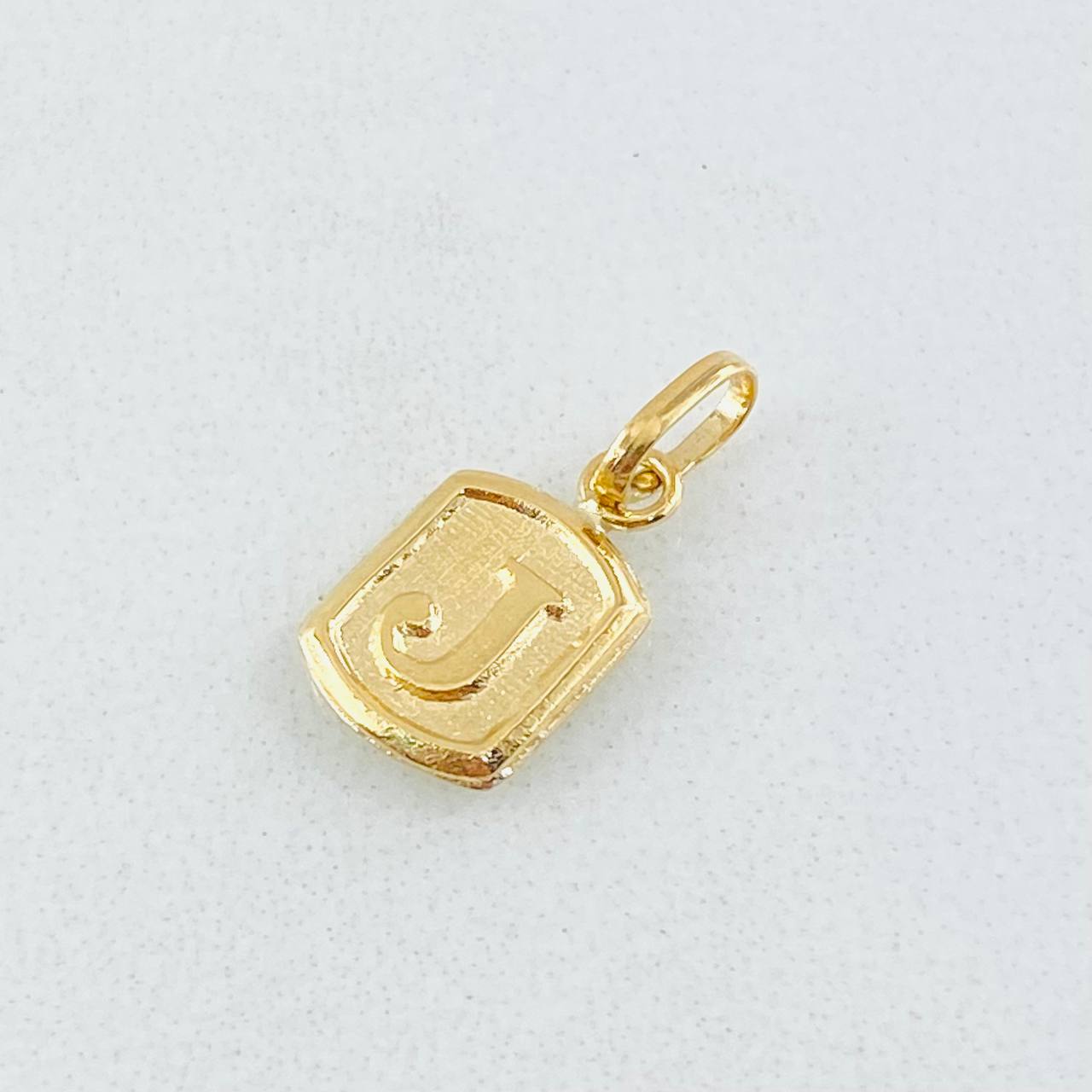 Dije Letra J 0.35gr / 1/2 in / Oro Amarillo 18K *