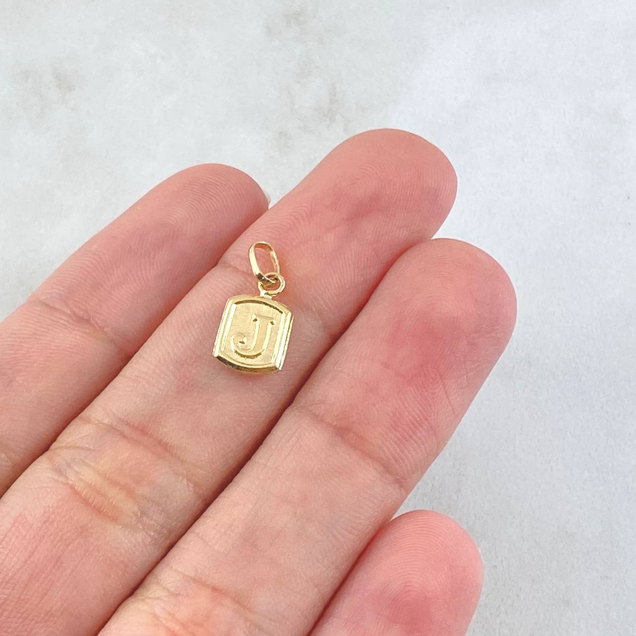 Dije Letra J 0.3gr / 1/2 in / Oro Amarillo 18K ©