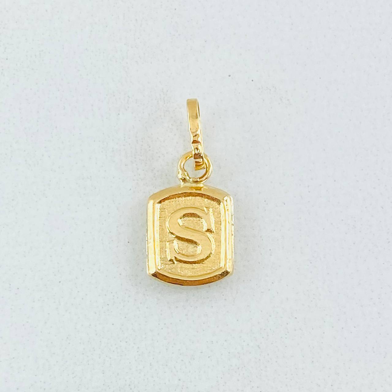 Dije Letra S 0.3gr / 1/2 in / Oro Amarillo 18K *