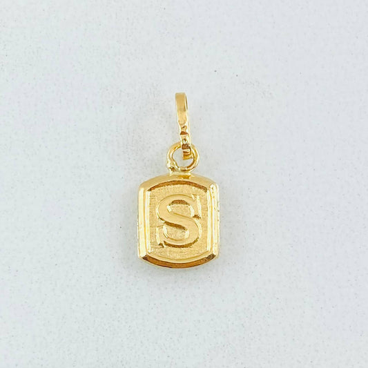 Dije Letra S 0.3gr / 1/2 in / Oro Amarillo 18K *