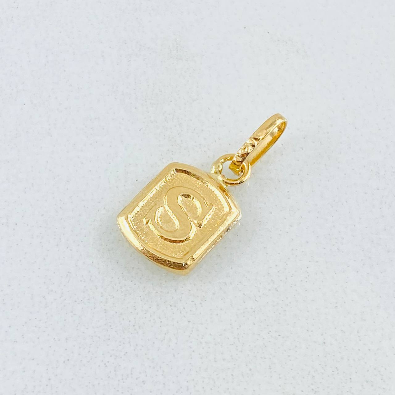 Dije Letra S 0.3gr / 1/2 in / Oro Amarillo 18K *