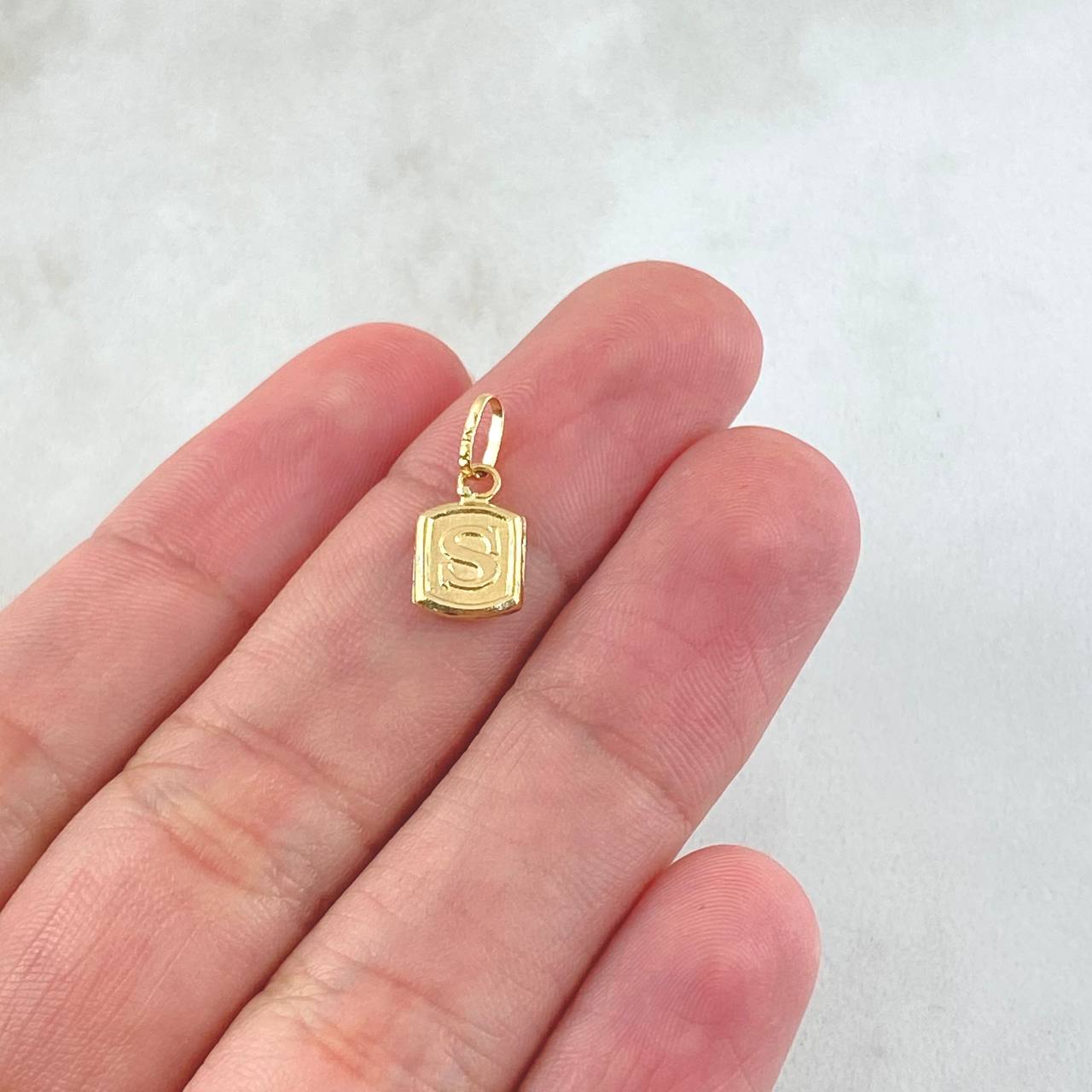 Dije Letra S 0.4gr / 1/2 in / Oro Amarillo 18K
