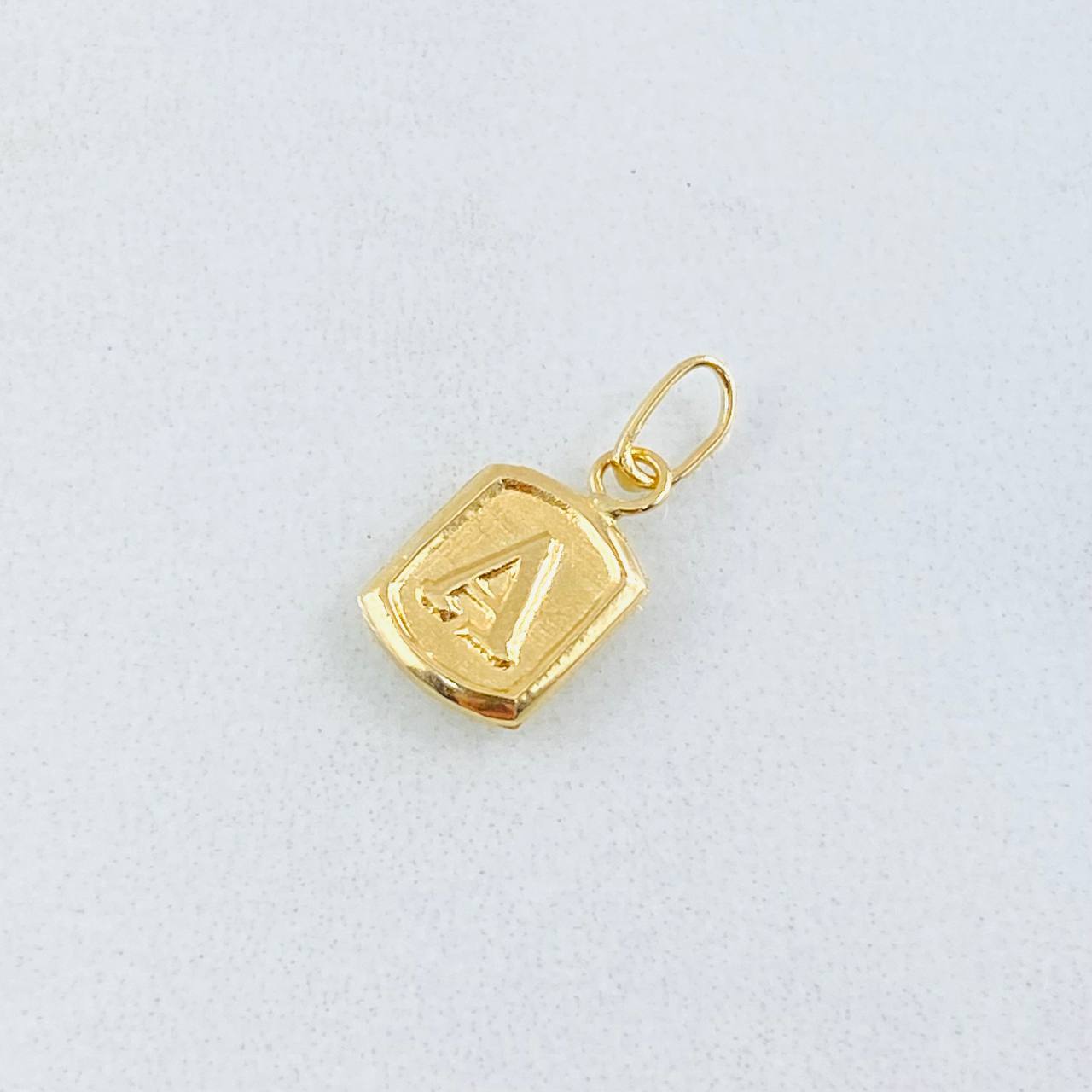 Dije Letra A 0.3gr / 1/2 in / Oro Amarillo 18K *