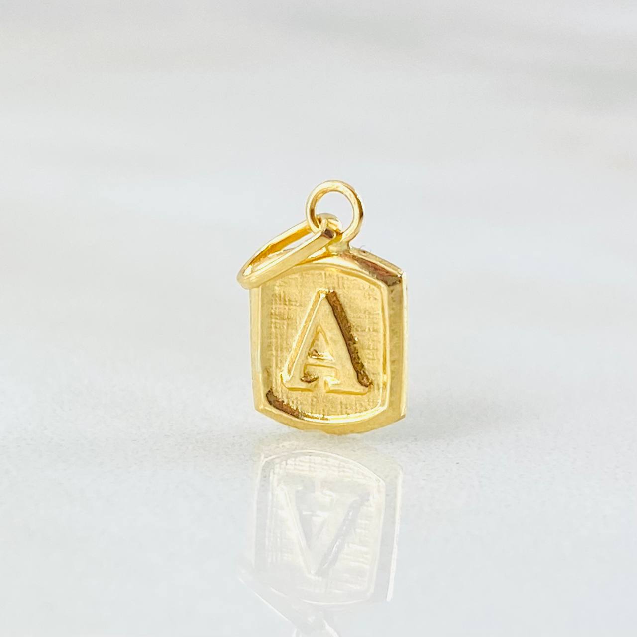 Dije Letra A 0.3gr / 1/2 in / Oro Amarillo 18K *
