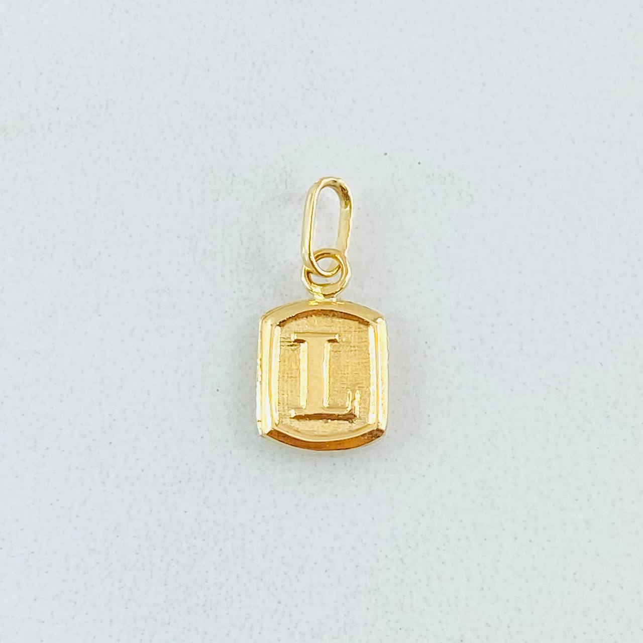 Pendant Letter L Textured Frame 0.3gr / 1/2 in / Yellow Gold 18K