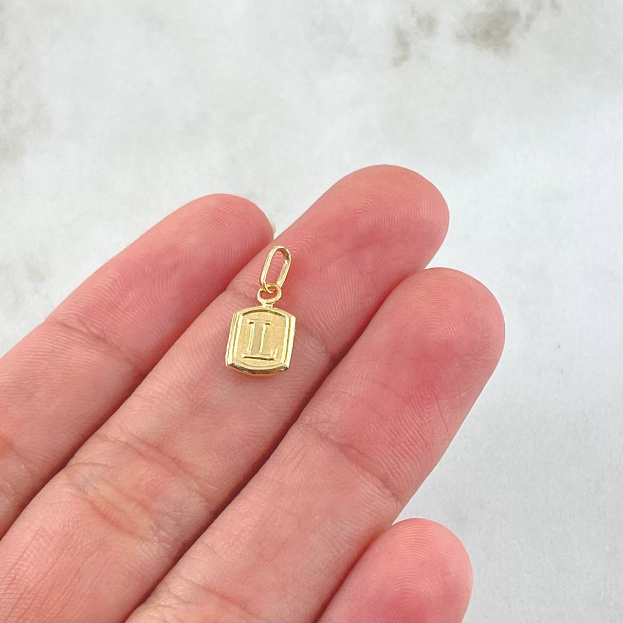 Dije Letra L 0.35gr / 1/2 in / Oro Amarillo 18K