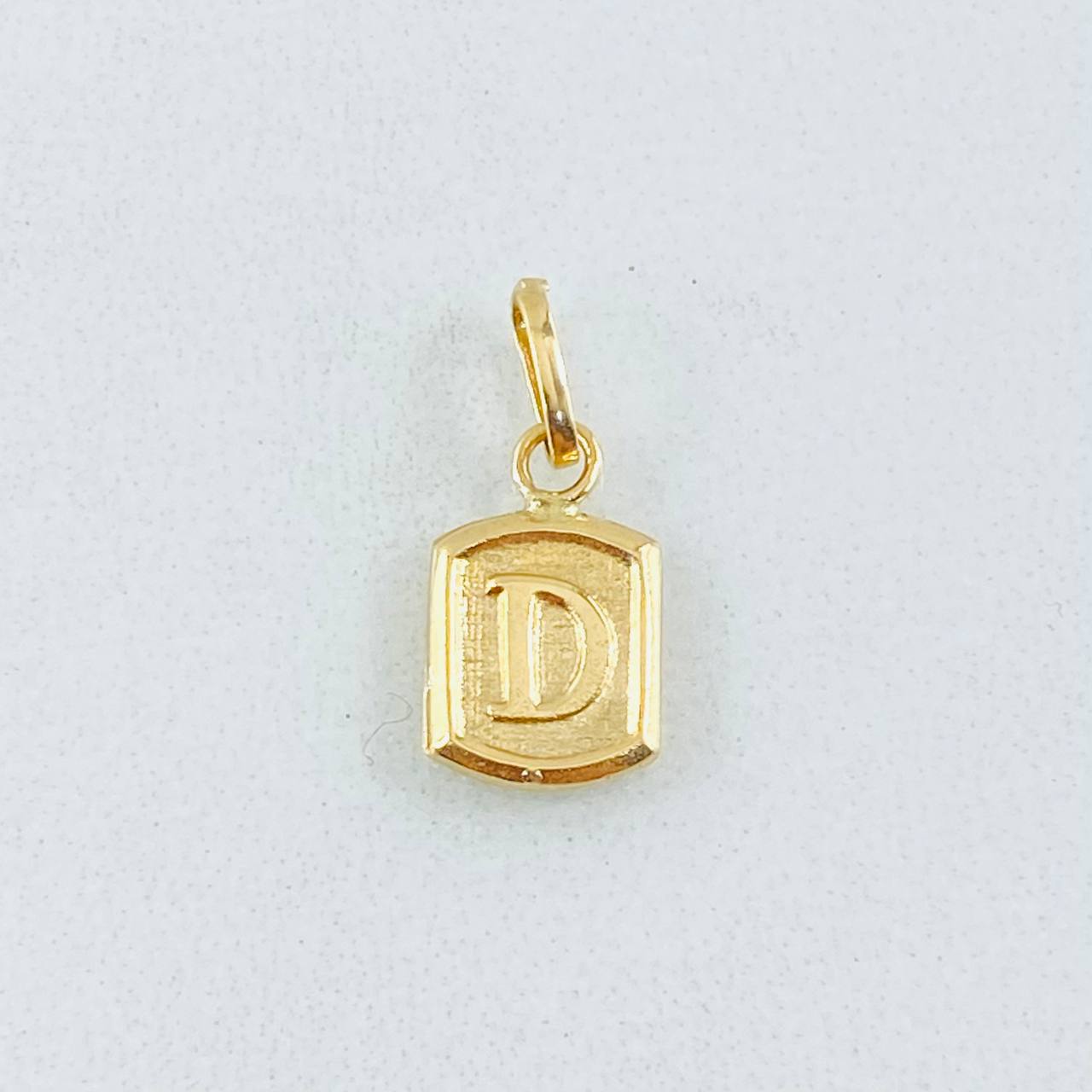 Dije Letra D 0.3gr / 1/2 in / Oro Amarillo 18K *