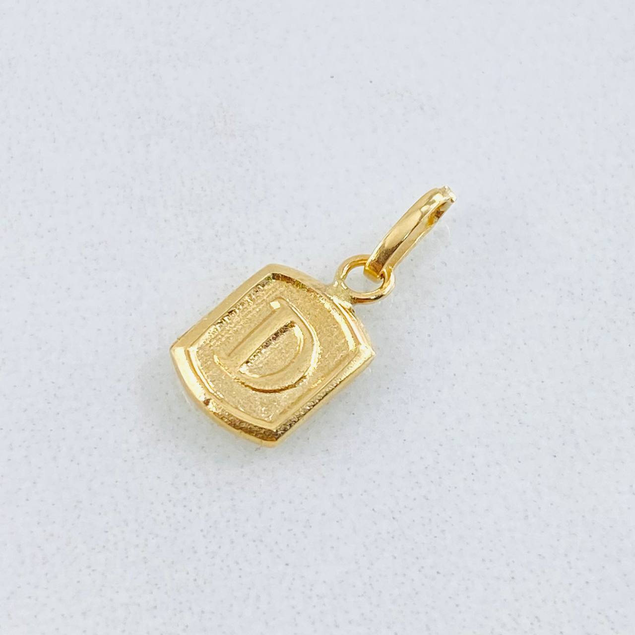 Dije Letra D 0.3gr / 1/2 in / Oro Amarillo 18K *
