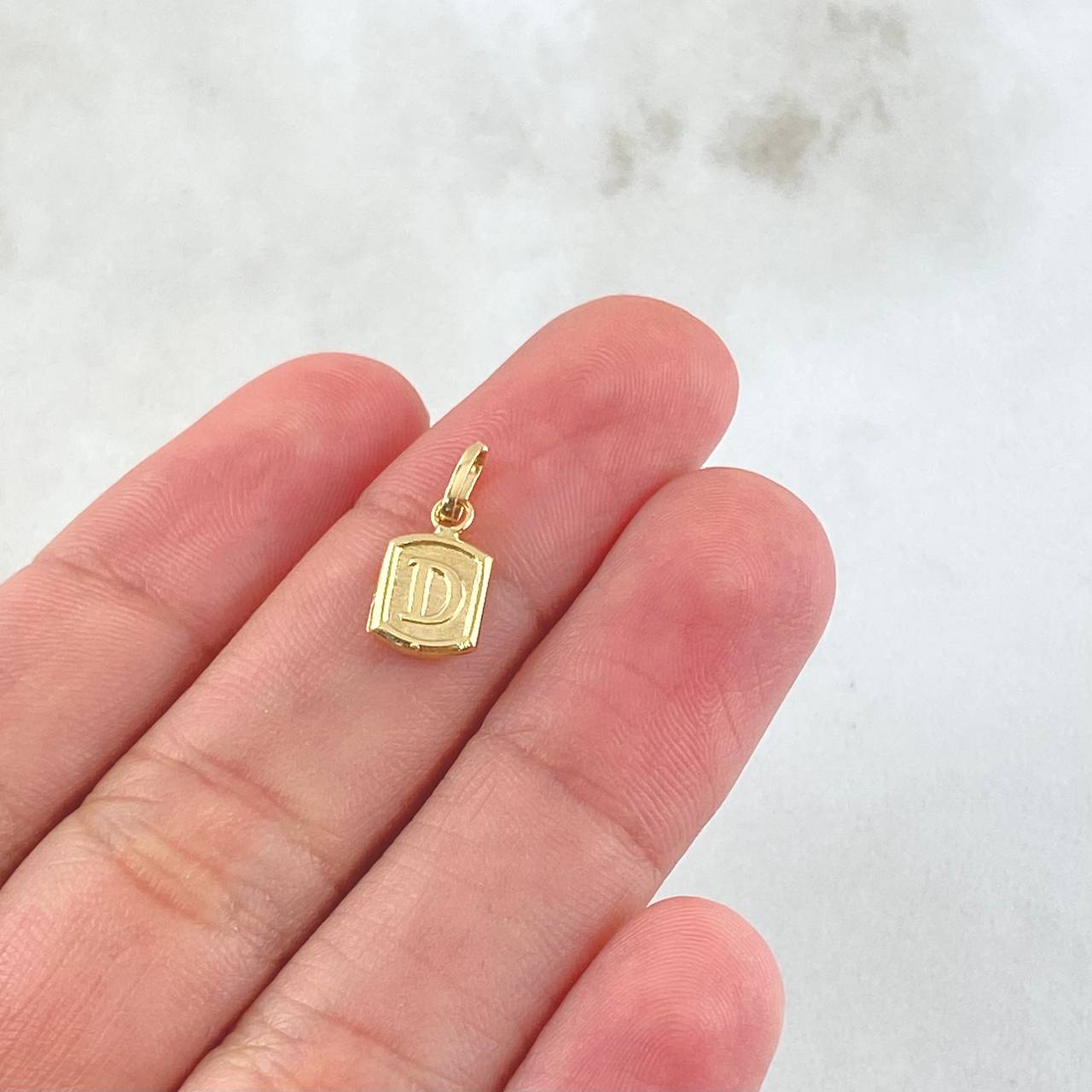 Dije Letra D 0.3gr / 1/2 in / Oro Amarillo 18K *