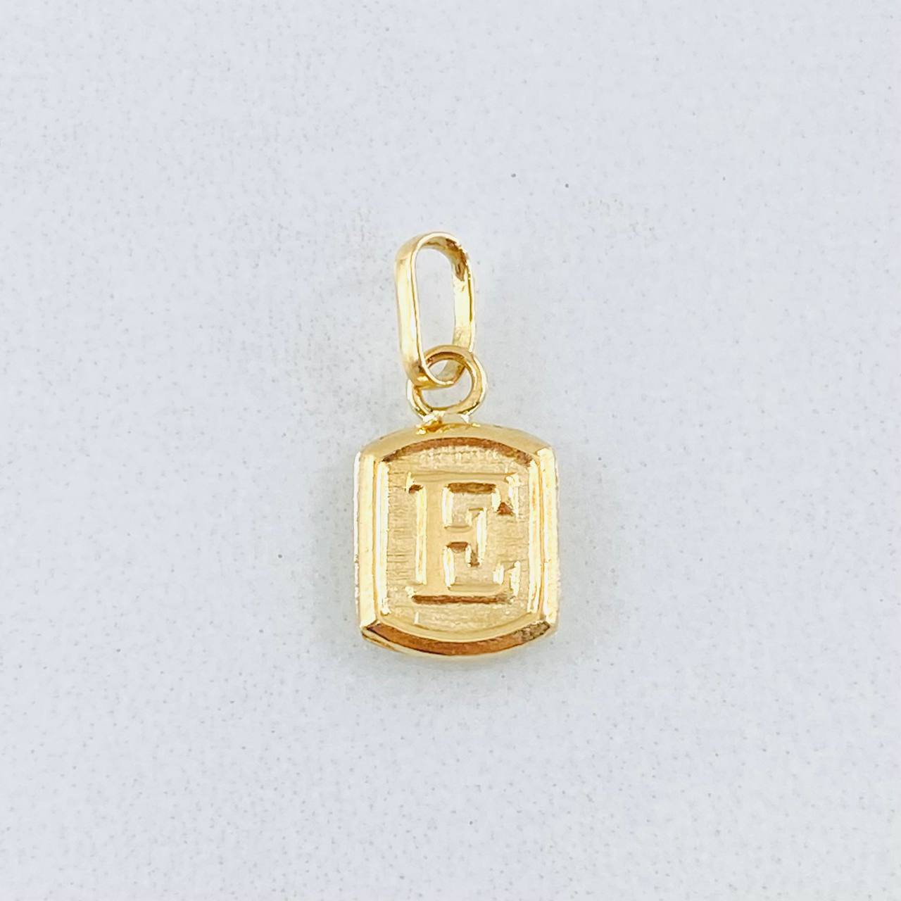 Dije Letra E 0.3gr / 1/2 in / Oro Amarillo 18K