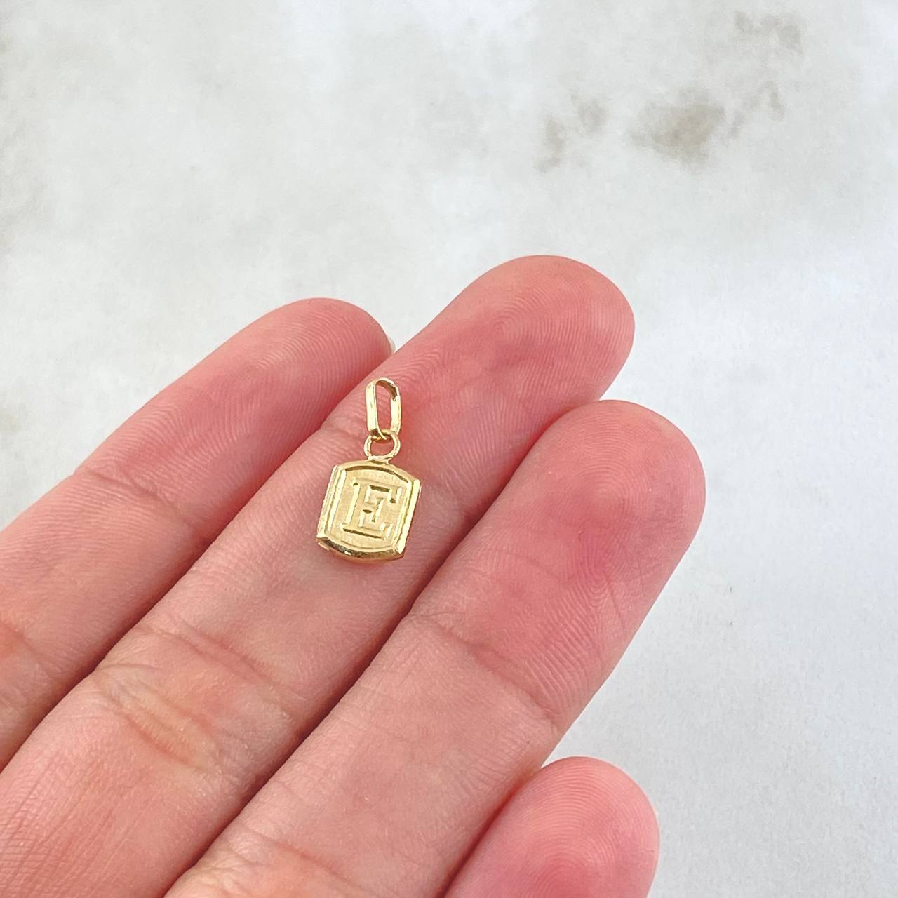 Dije Letra E 0.35g / 1/2 in Oro Amarillo 18K