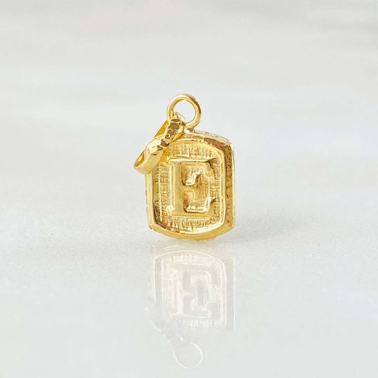 Dije Letra E 0.35gr / 1/2 in / Oro Amarillo 18K