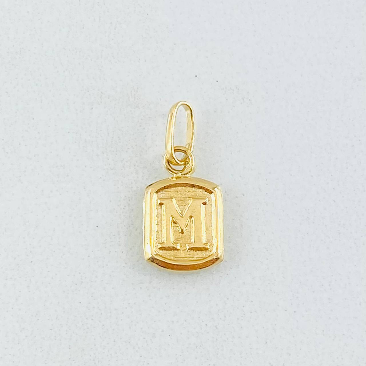 Dije Letra M 0.35gr / 1/2 in / Oro Amarillo 18K *