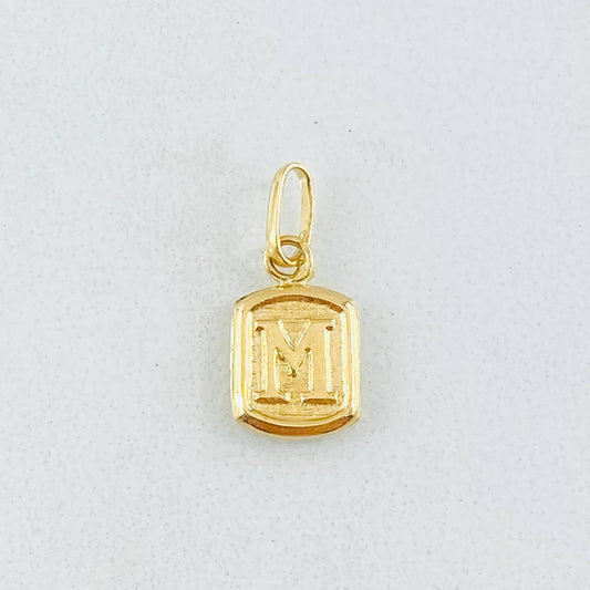Dije Letra M 0.35gr / 1/2 in / Oro Amarillo 18K *