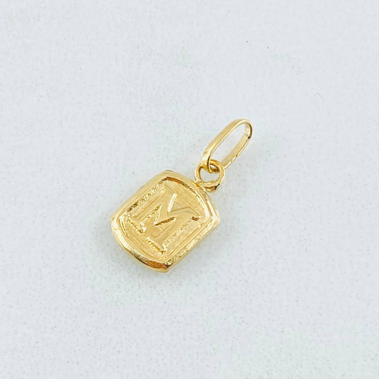 Dije Letra M Marco Texturizado 0.3gr / 1/2 in / Oro Amarillo 18K ©