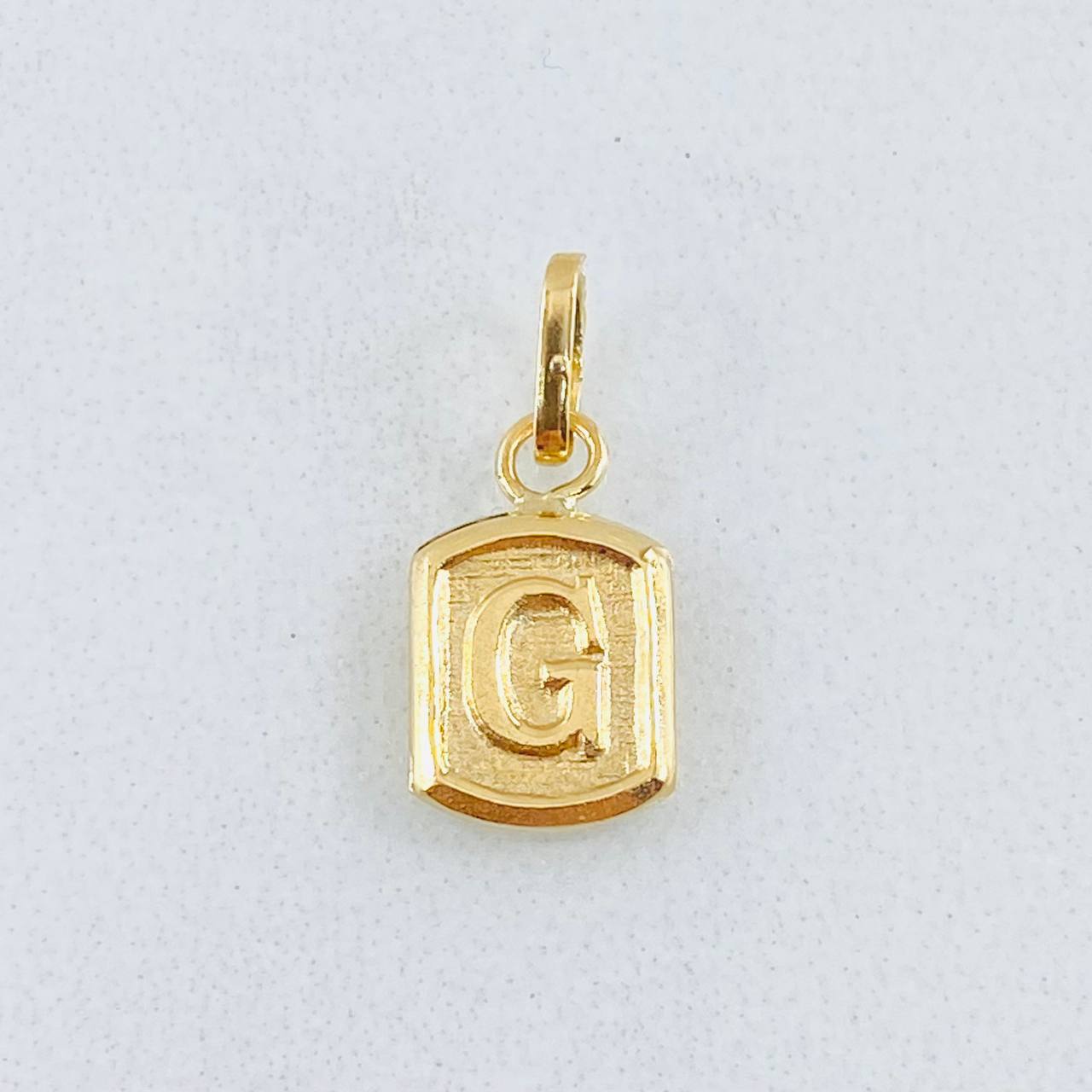 Dije Letra G 0.35gr / 1/2 in / Oro Amarillo 18K *