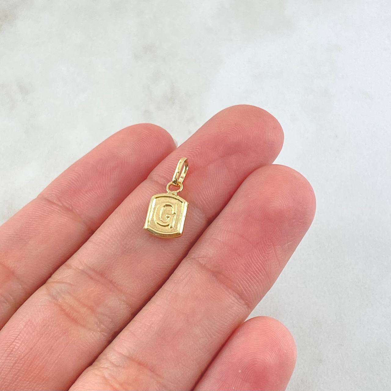 Dije Letra G 0.3gr / 1/2 in / Oro Amarillo 18K