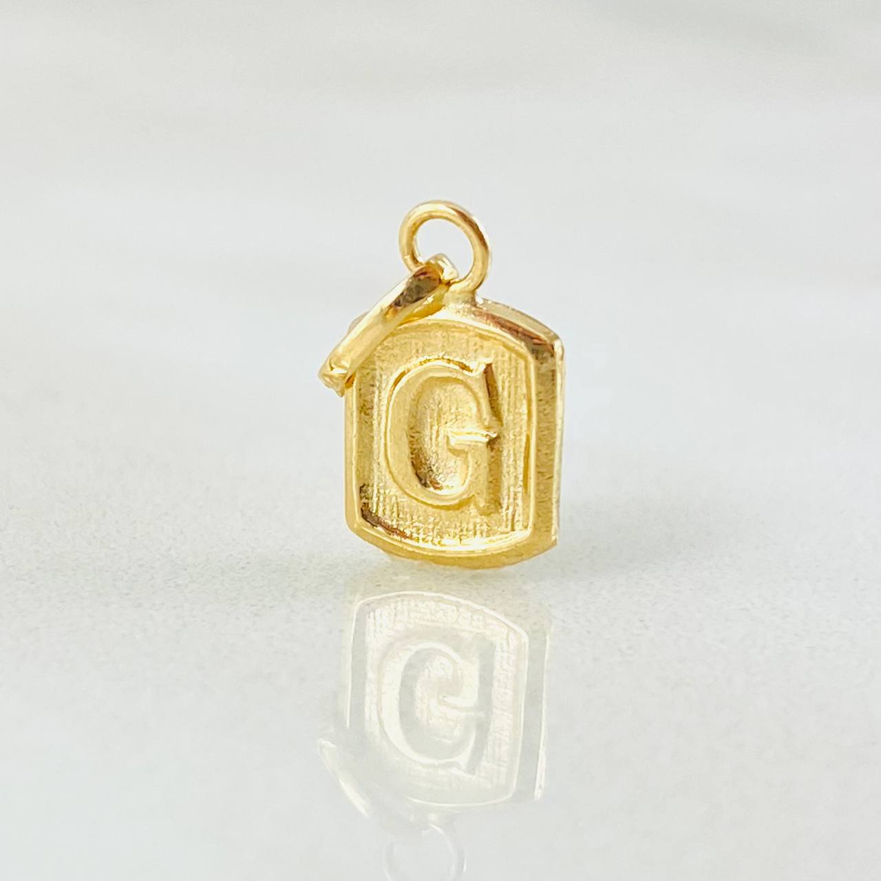 Dije Letra G 0.35gr / 1/2 in / Oro Amarillo 18K *