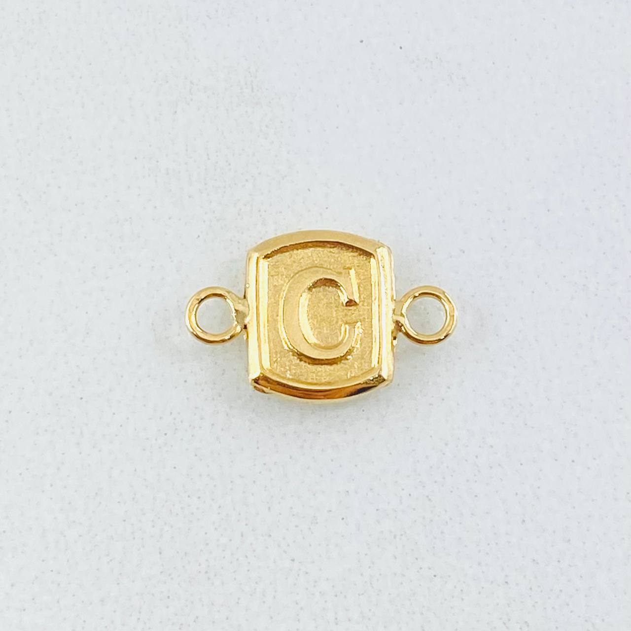Herraje Letra C 0.25gr / 1/2 in / Oro Amarillo 18K