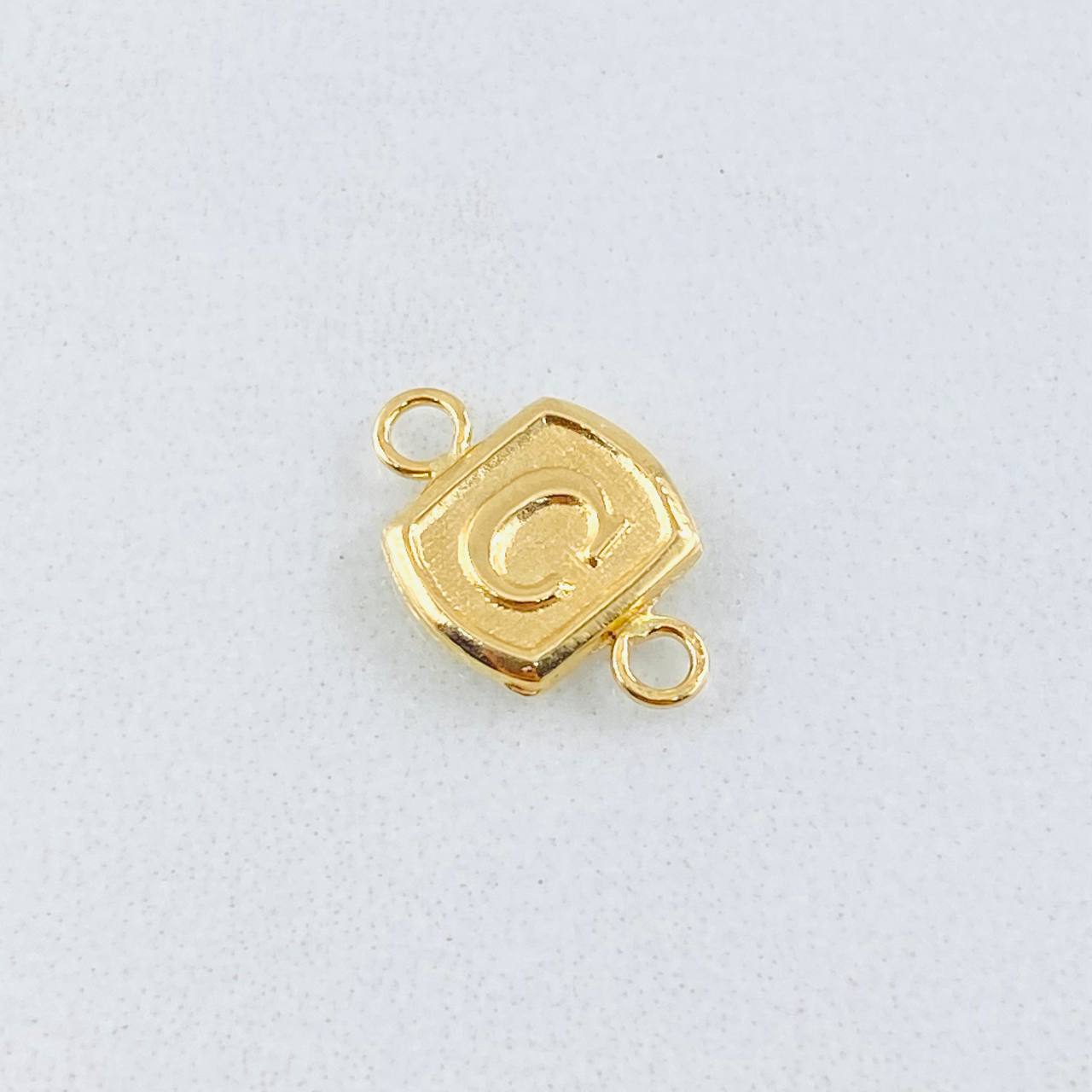 Herraje Letra C 0.25gr / 1/2 in / Oro Amarillo 18K