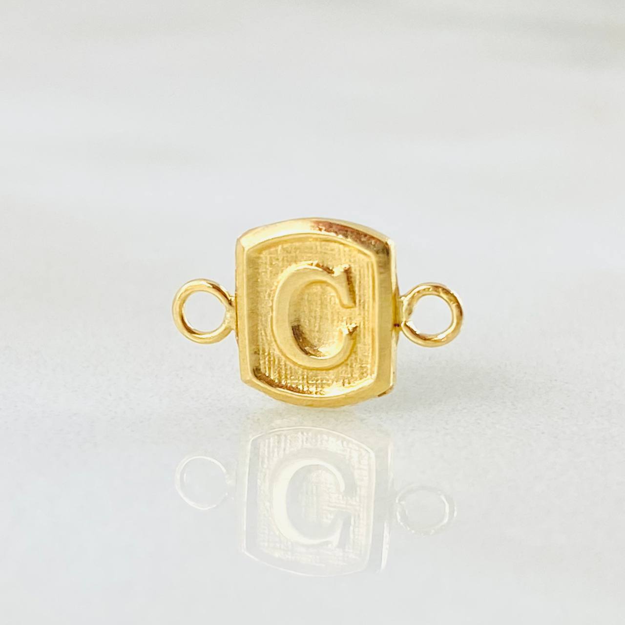 Herraje Letra C 0.25gr / 1/2 in / Oro Amarillo 18K