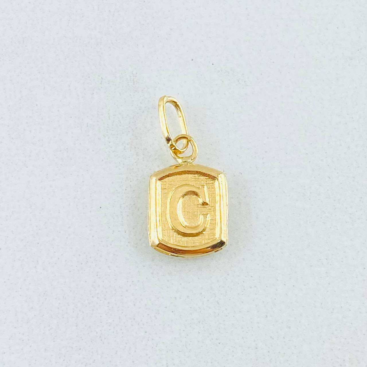 Pendant Letter C 0.3gr / 1/2 in / 18K Gold ©