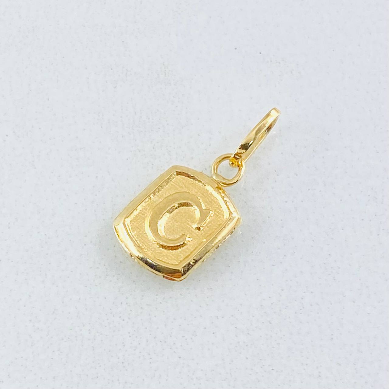 Dije Letra C 0.35gr / 1/2 in / Oro Amarillo 18K *