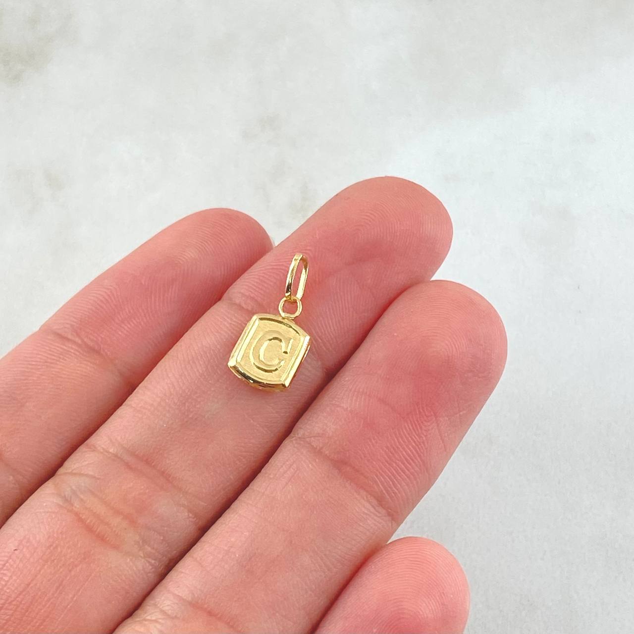 Dije Letra C 0.35gr / 1/2 in / Oro Amarillo 18K *