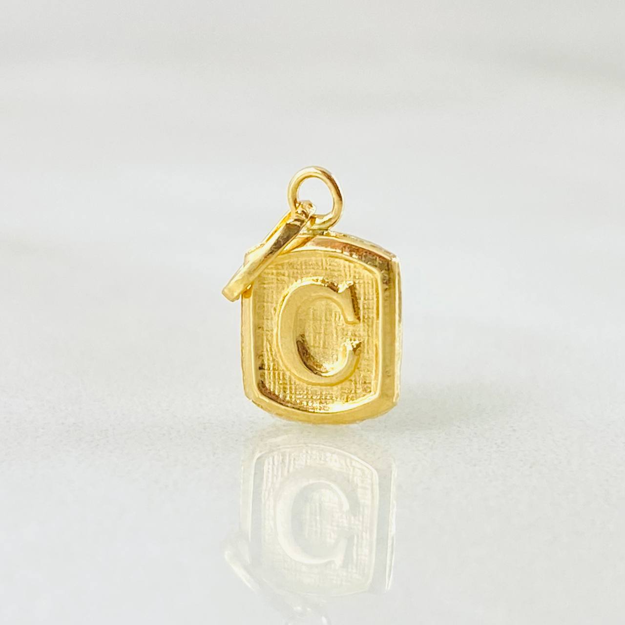 Dije Letra C 0.35gr / 1/2 in / Oro Amarillo 18K *