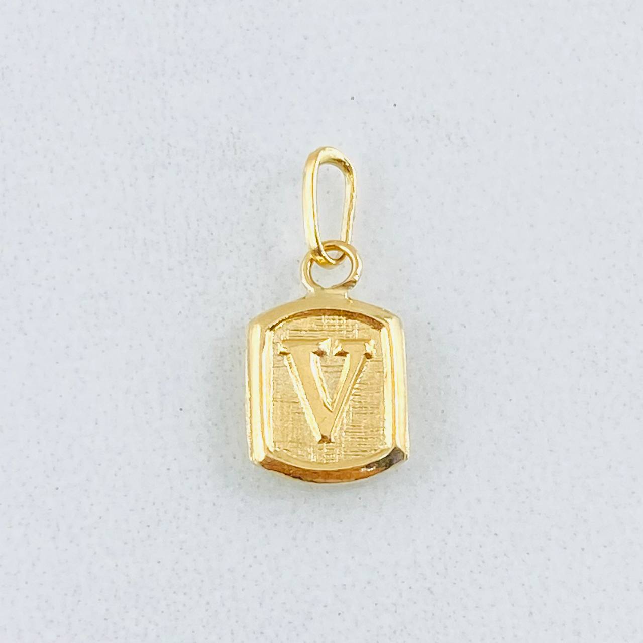 Dije Letra V 0.35gr / 1/2 in / Oro Amarillo 18K *