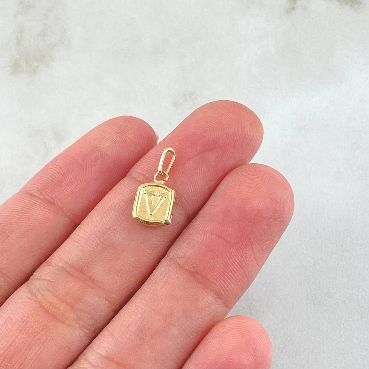Pendant Letter V 0.3 g / 1/2 in Yellow Gold 18K