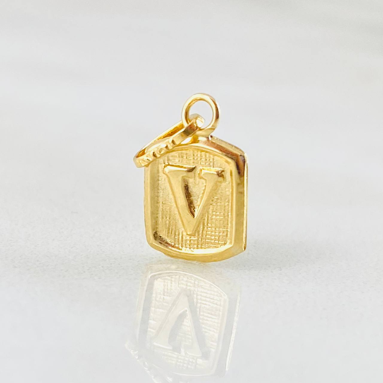 Dije Letra V 0.35gr / 1/2 in / Oro Amarillo 18K *