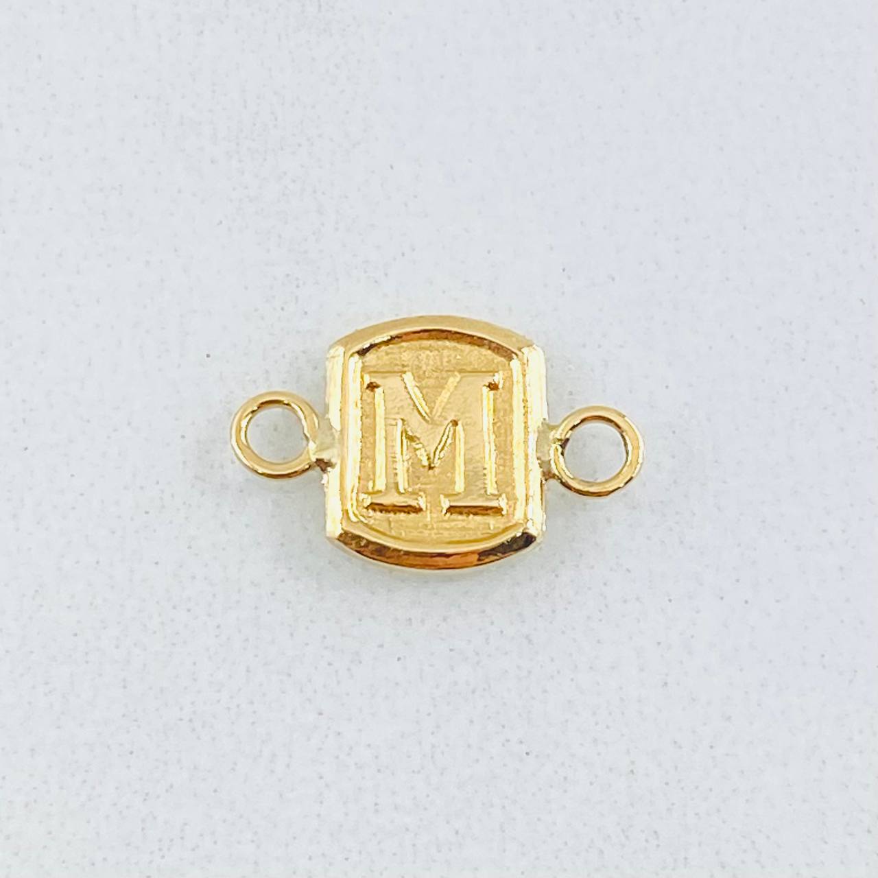 Herraje Letra M 0.3gr / 1/2 in / Oro Amarillo 18K