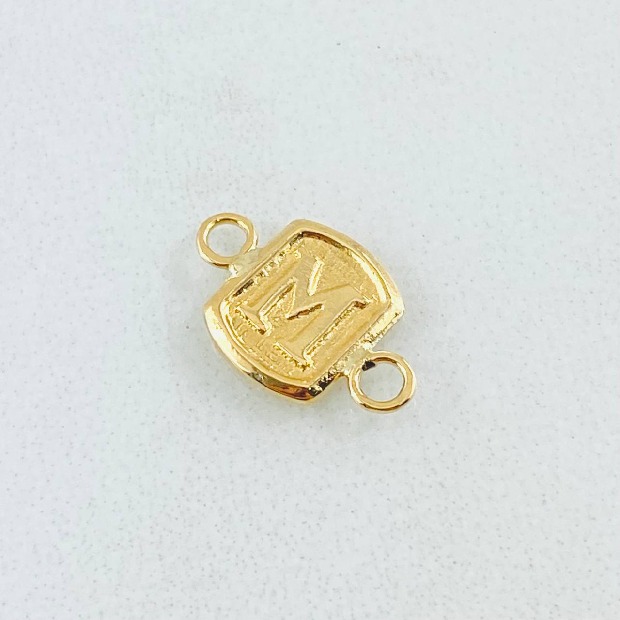 Herraje Letra M 0.3gr / 1/2 in / Oro Amarillo 18K