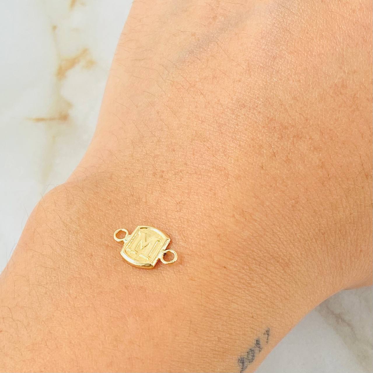 Herraje Letra M 0.3gr / 1/2 in / Oro Amarillo 18K *