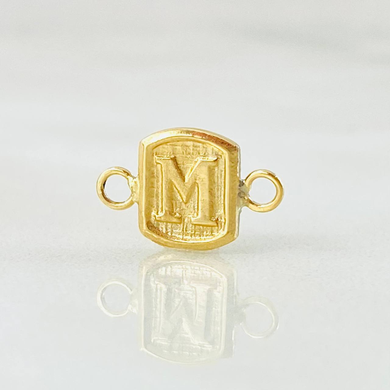 Herraje Letra M 0.25gr / 1/2 in / Oro Amarillo 18K ©