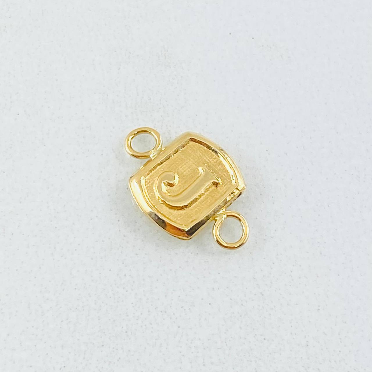Herraje Letra J 0.25gr / 1/2 in / Oro Amarillo 18K ©