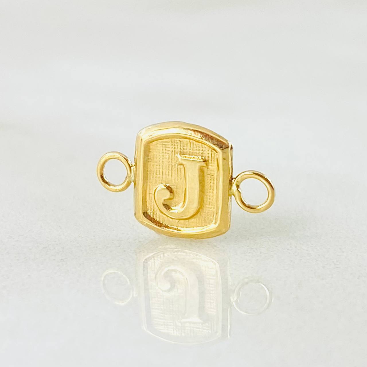 Herraje Letra J 0.25gr / 1/2 in / Oro Amarillo 18K ©