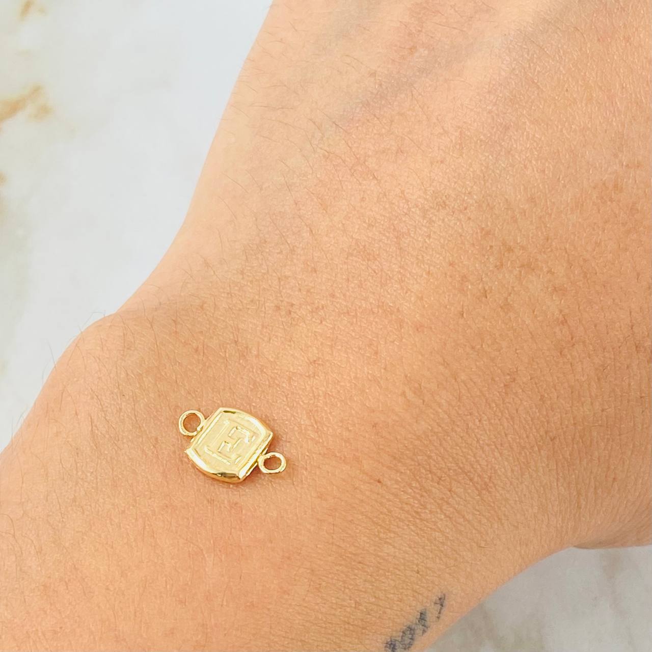 Herraje Letra E 0.25gr / 1/2 in / Oro Amarillo 18K *