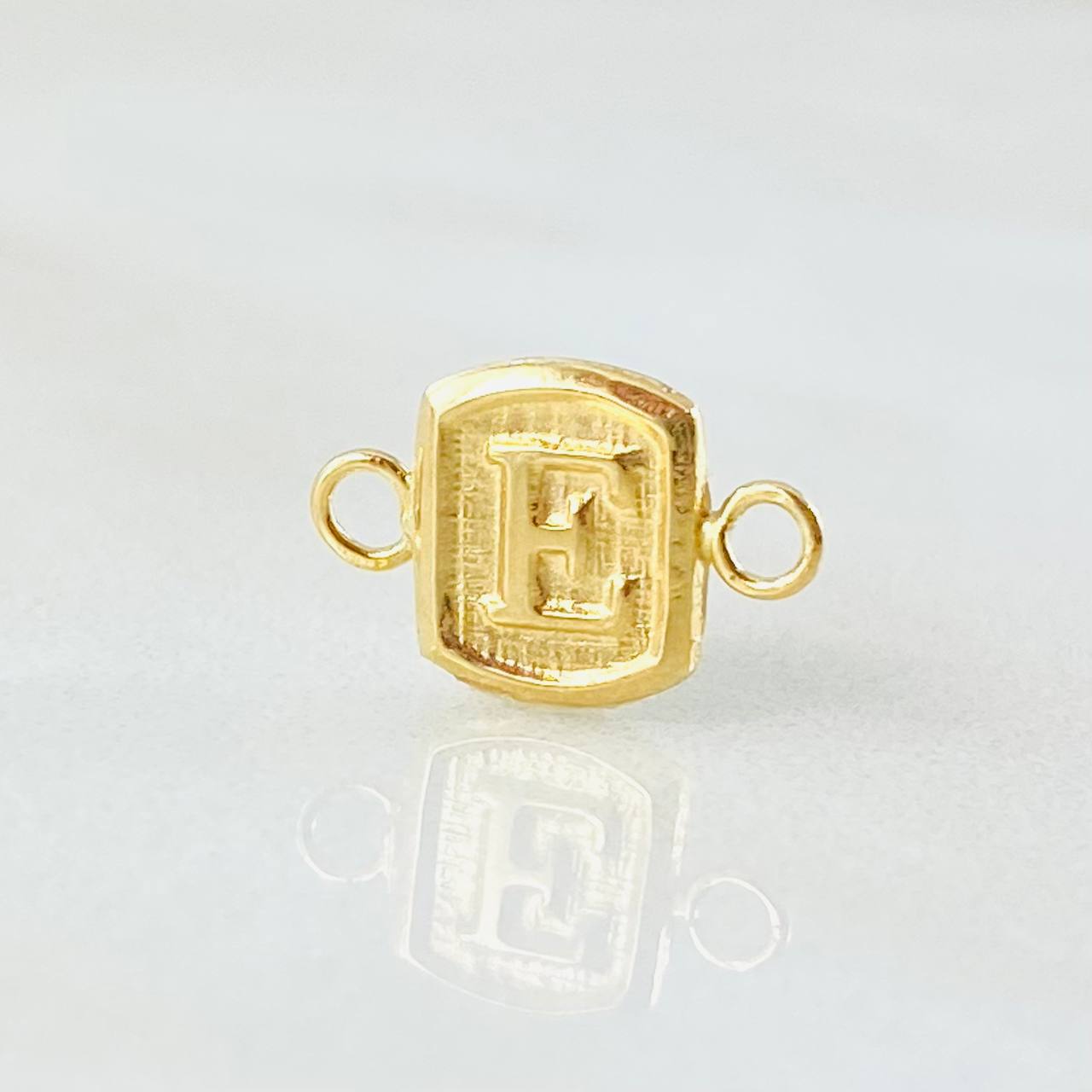 Herraje Letra E 0.25gr / 1/2 in / Oro Amarillo 18K *