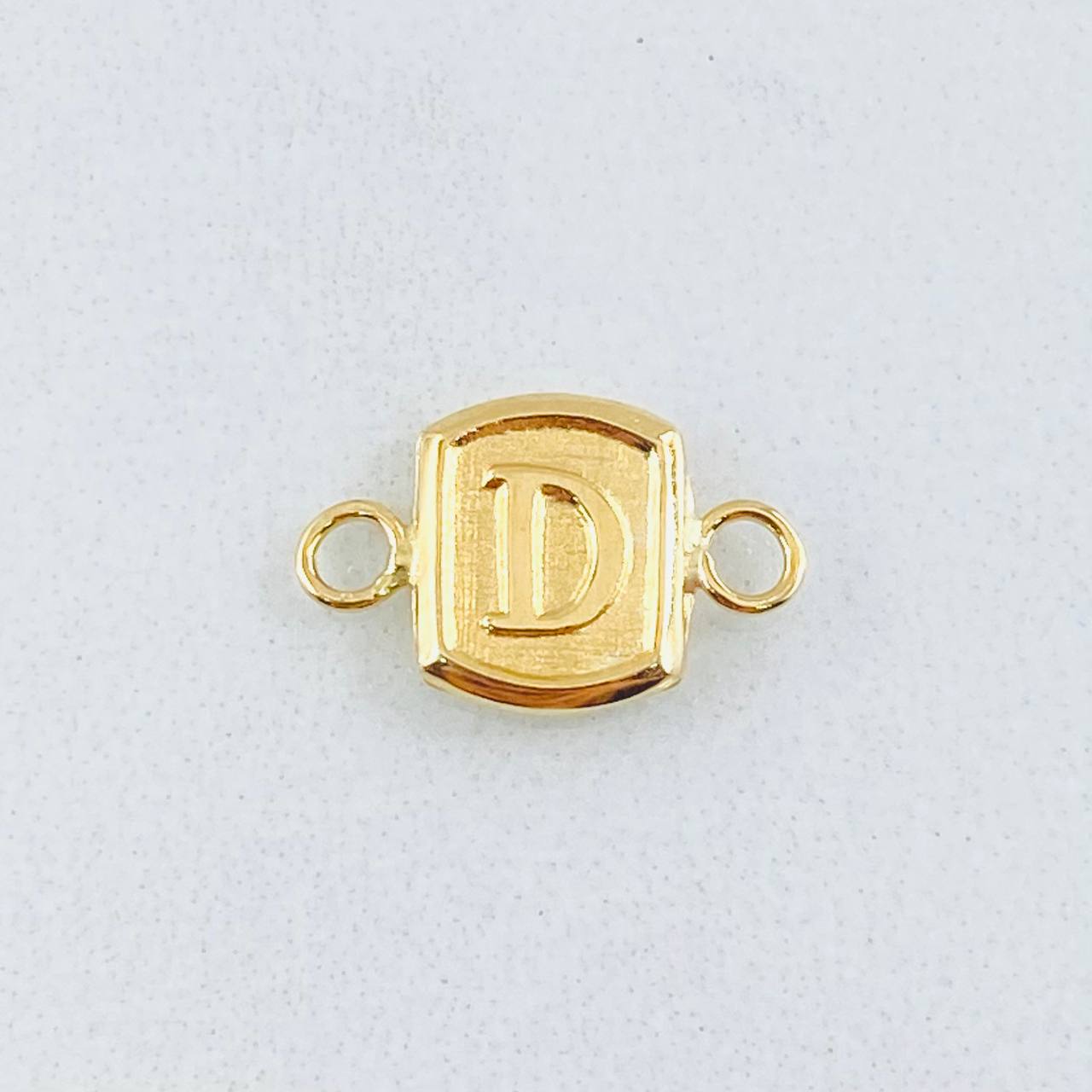 Herraje Letra D 0.3gr / 1/2 in / Oro Amarillo 18K ©