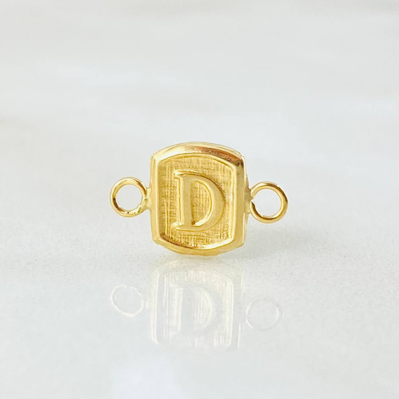 Herraje Letra D 0.3gr / 1/2 in / Oro Amarillo 18K ©