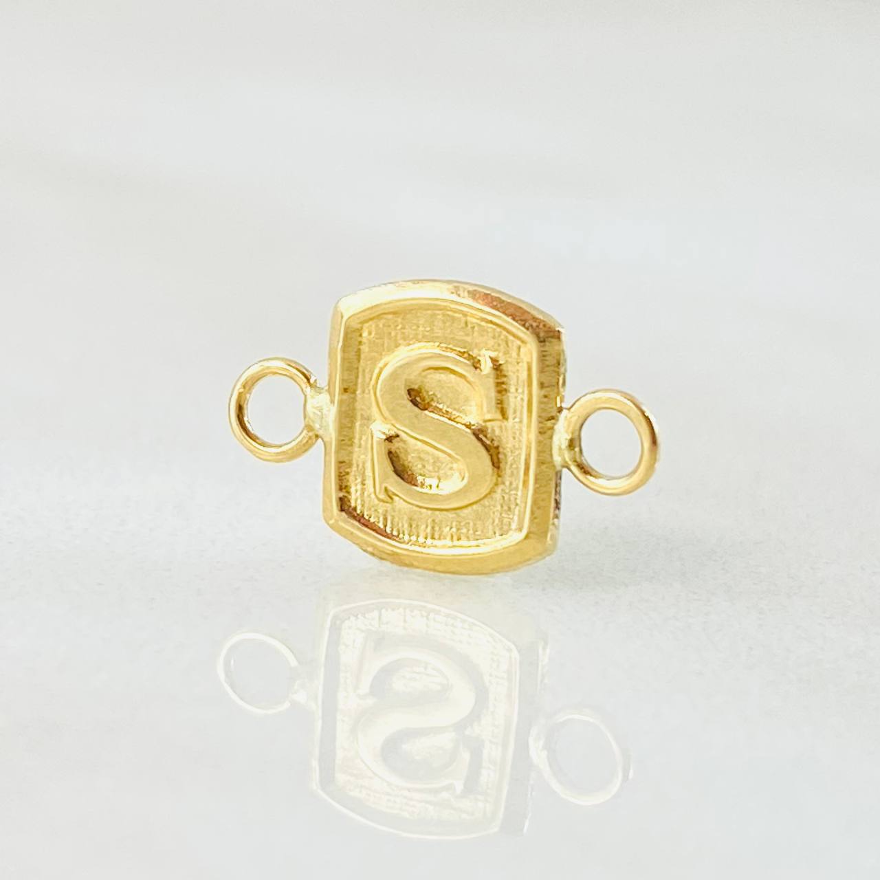 Herraje Letra S 0.3gr / 1/2 in / Oro Amarillo 18K ©