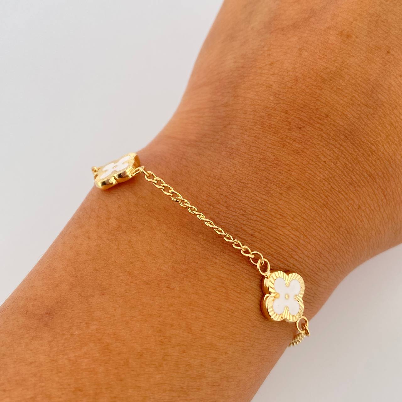 Pulso Trebol  Cubano 3.9gr / 19cm / 1.6mm Diamantado Electroestatico Blanco Oro Amarillo 18K $