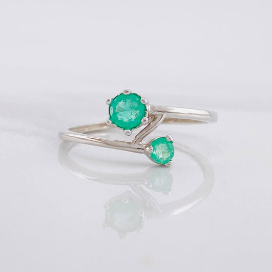 Ring Circular Embrace Emeralds 35pts 1.1g / T8 Silver 950